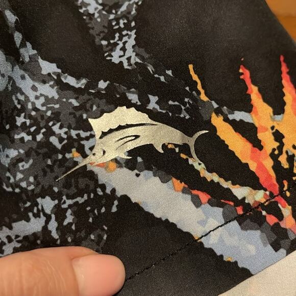 Tommy Bahama Men's Black North Shore Pixel in Paradise 9" Board Shorts size 32 - Picture 9 of 9